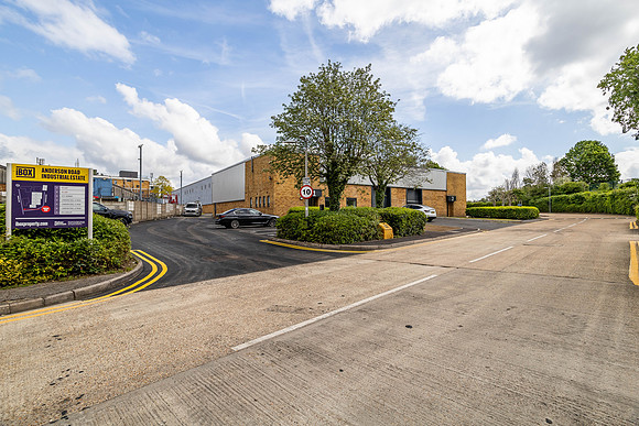 Anderson Road, Woodford 081-2