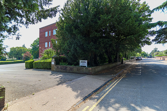 Woodlands House 10